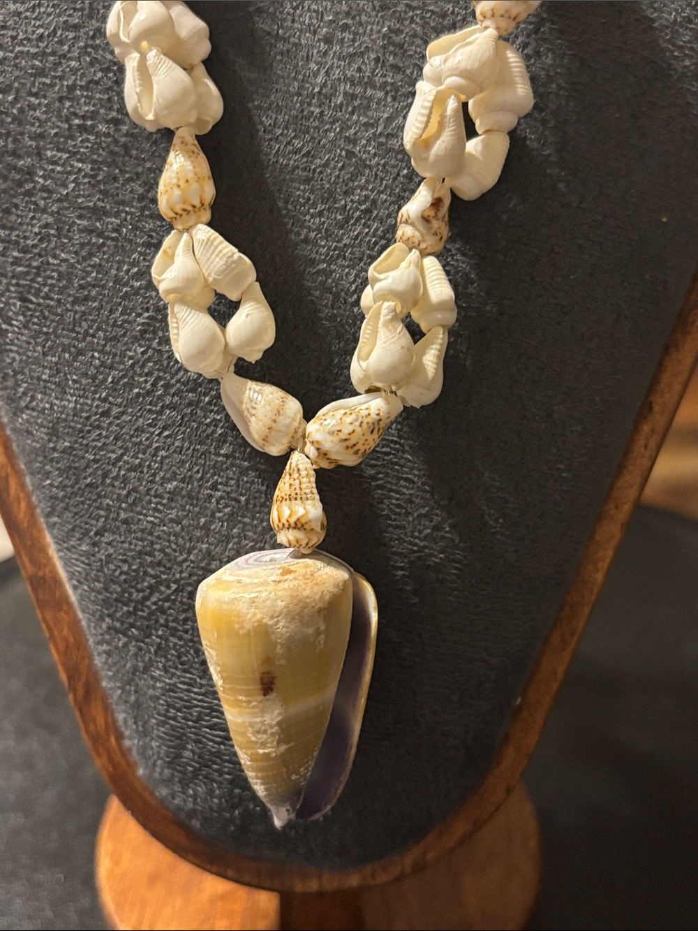 Natural Hawaiian Lei Style Conch Cowrie Cone Shell Pendant Necklace Cream Tan - Picture 2 of 16